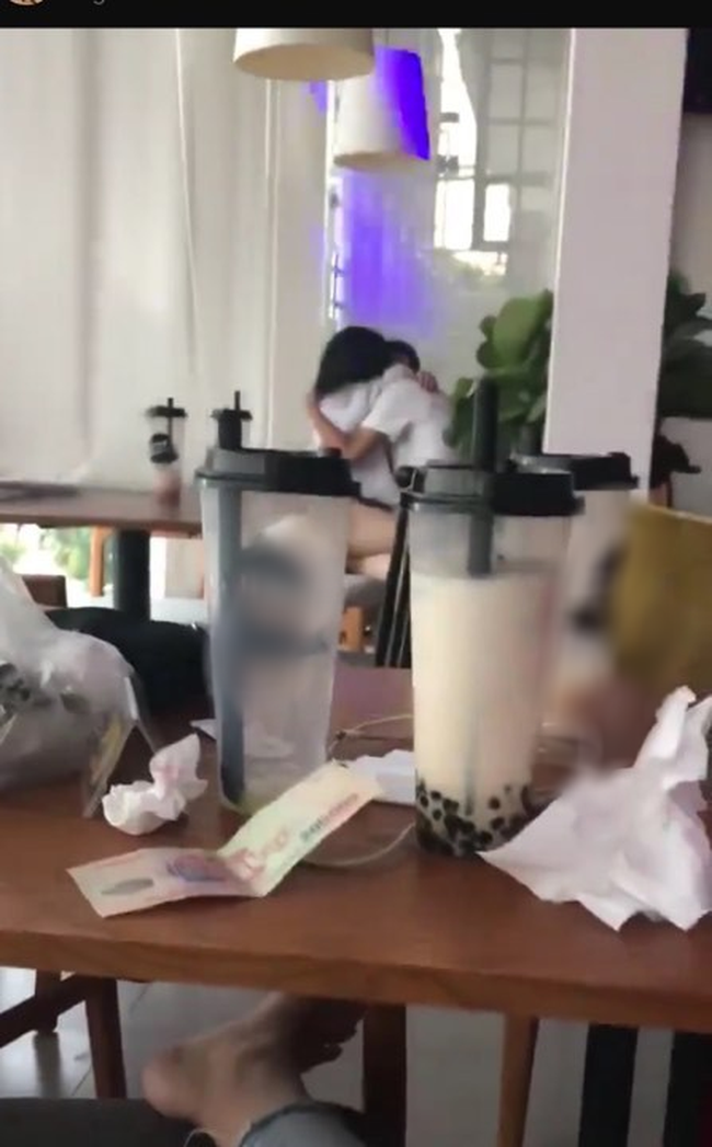 Tiếp tục thêm đôi nam nữ không ngại ngùng ôm ấp, khóa môi nhau công khai giữa quán trà sữa-2