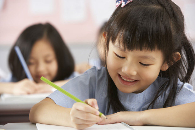 Cô bé gây phẫn nộ khi thẳng tay vứt hộp bút chì đắt tiền mẹ tặng vào thùng rác, điều bất ngờ hơn là phản ứng của người mẹ-1