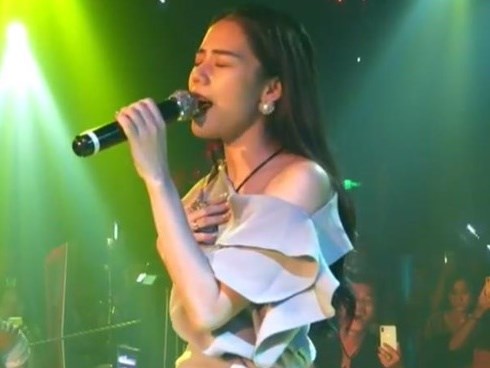 Hương Ly hát live bị chê yếu và chênh phô