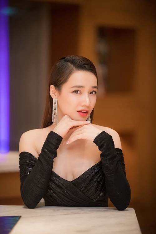 Hoàn hảo như Nhã Phương cũng gặp phải sự cố thời trang đến tím tái mặt-1