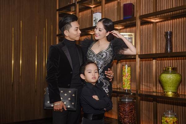 Khánh Thi khoe vòng 1 nóng bỏng, sánh vai ông xã Phan Hiển đi xem thời trang-2