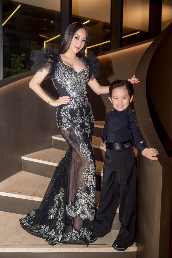 Khánh Thi khoe vòng 1 nóng bỏng, sánh vai ông xã Phan Hiển đi xem thời trang-3