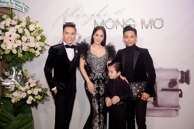 Khánh Thi khoe vòng 1 nóng bỏng, sánh vai ông xã Phan Hiển đi xem thời trang-1