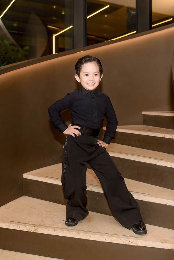 Khánh Thi khoe vòng 1 nóng bỏng, sánh vai ông xã Phan Hiển đi xem thời trang-6