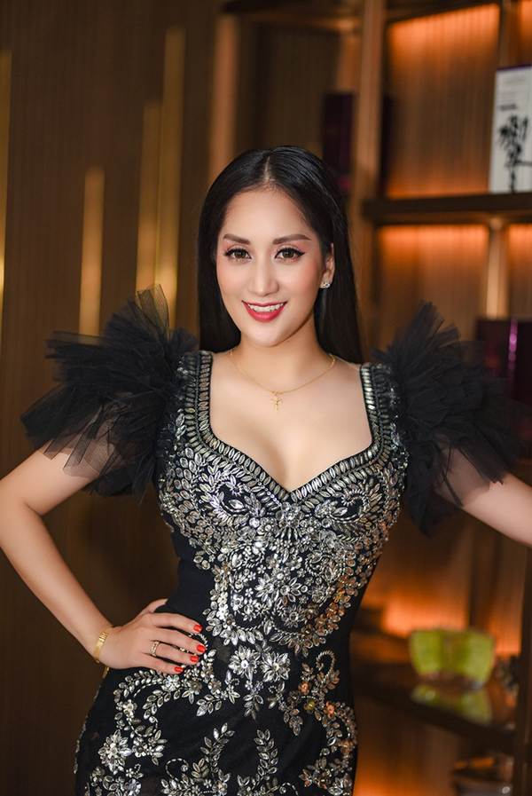 Khánh Thi khoe vòng 1 nóng bỏng, sánh vai ông xã Phan Hiển đi xem thời trang-7