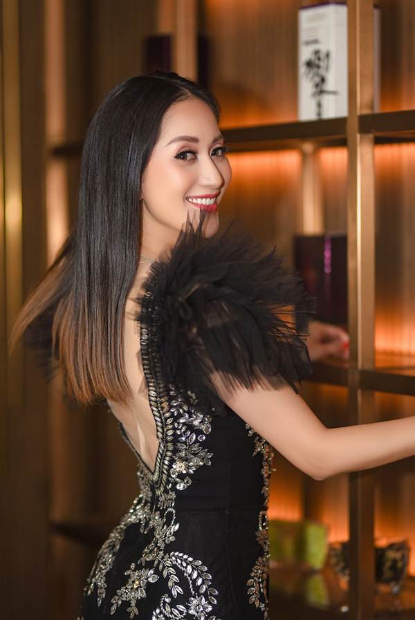 Khánh Thi khoe vòng 1 nóng bỏng, sánh vai ông xã Phan Hiển đi xem thời trang-8