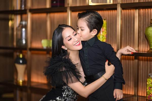 Khánh Thi khoe vòng 1 nóng bỏng, sánh vai ông xã Phan Hiển đi xem thời trang-9