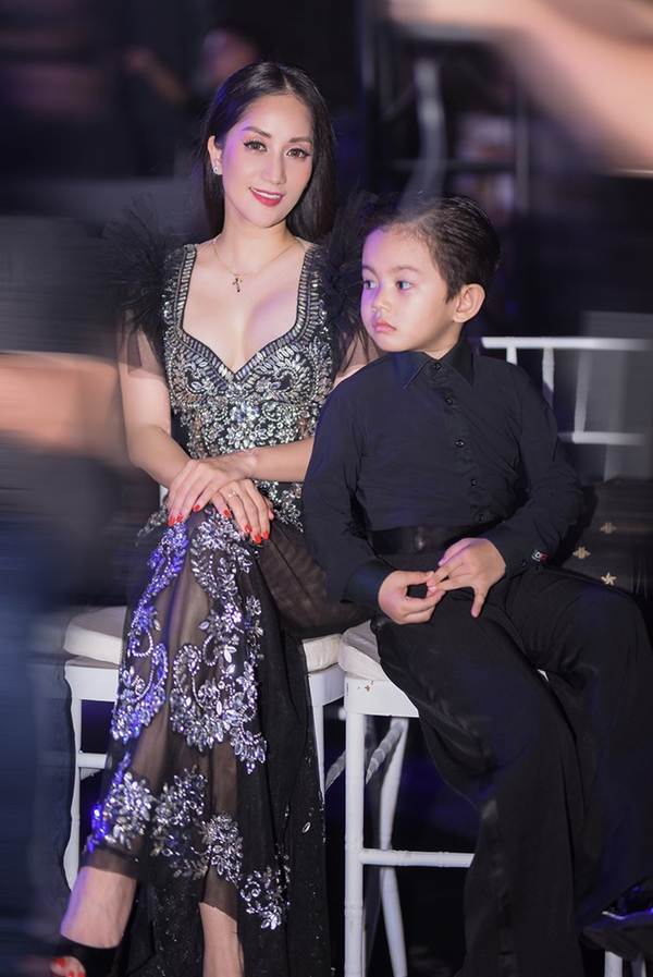 Khánh Thi khoe vòng 1 nóng bỏng, sánh vai ông xã Phan Hiển đi xem thời trang-10