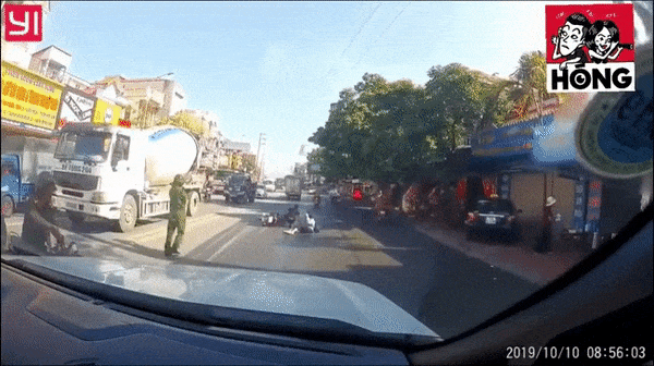 Clip: Nam thanh niên gây phẫn nộ khi lạng lách thông chốt, ngỡ ngàng hơn còn để lại bạn gái toan... bỏ chạy-1