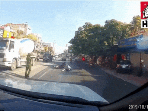 Clip: Đang đi đường thì cãi nhau với bạn trai, nữ sinh biến hình thành tổ lái đánh võng xe điện cho bõ tức rồi ngã sấp mặt-1