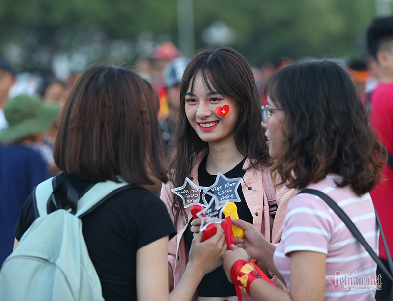 Fan nữ xinh đẹp hâm nóng trận ĐT Việt Nam vs Malaysia-1