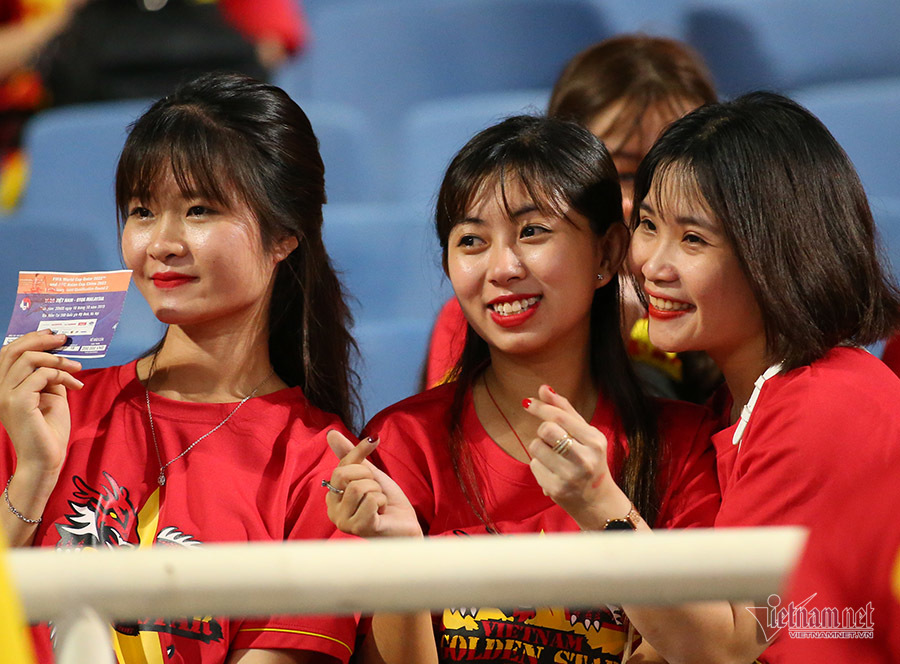 Fan nữ xinh đẹp hâm nóng trận ĐT Việt Nam vs Malaysia-3