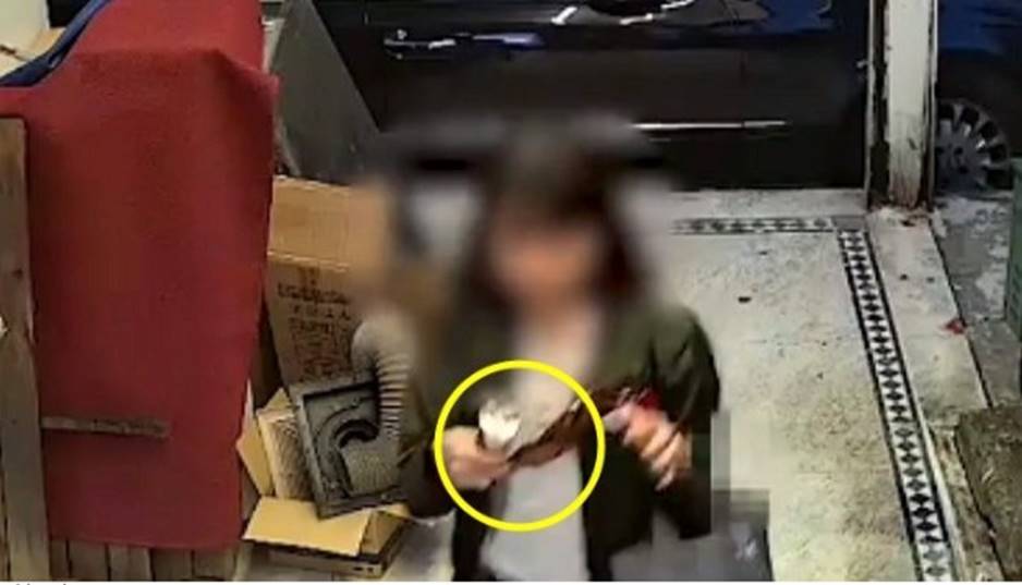 Cô gái trẻ đang ăn kem thì bỗng ngồi bệt xuống sàn làm chuyện không tưởng khiến dân mạng vừa xấu hổ giùm vừa phẫn nộ-3