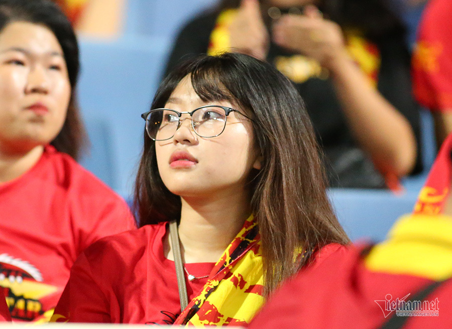 Fan nữ xinh đẹp hâm nóng trận ĐT Việt Nam vs Malaysia-4