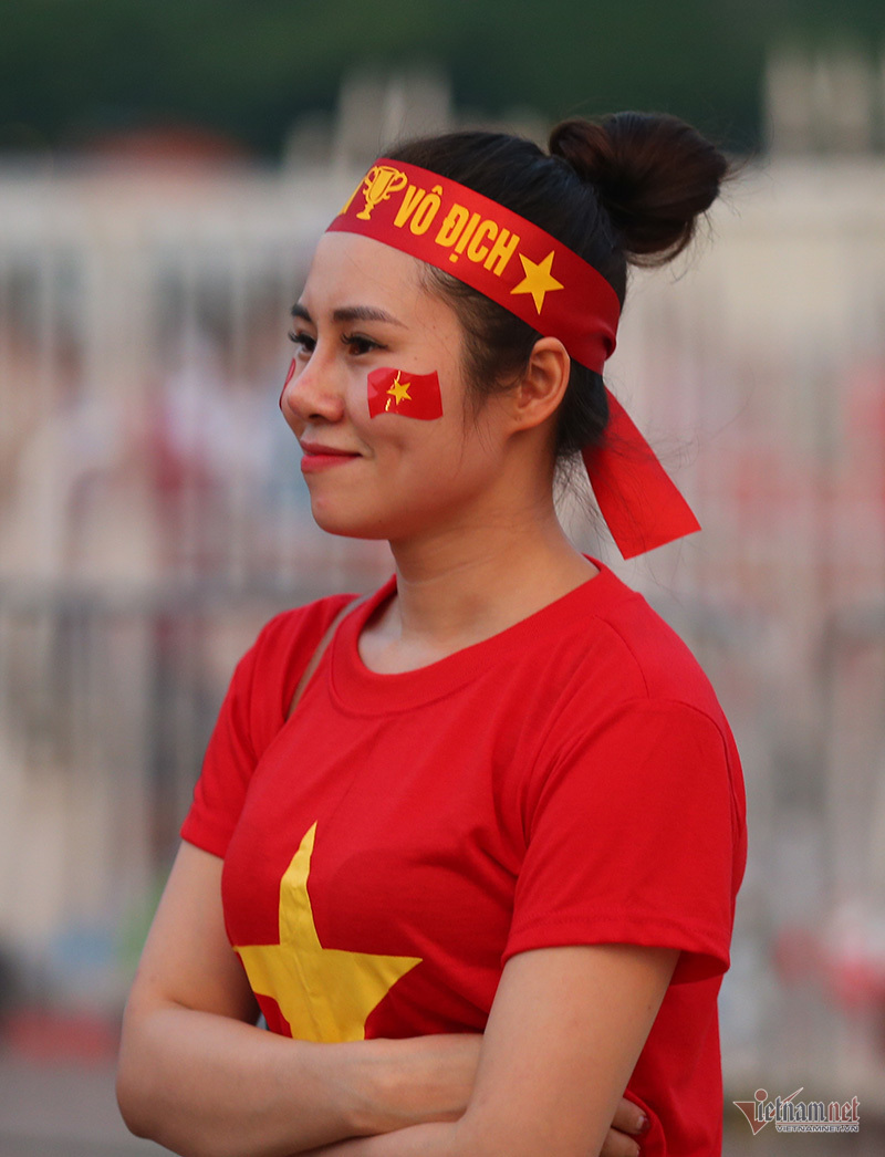 Fan nữ xinh đẹp hâm nóng trận ĐT Việt Nam vs Malaysia-5