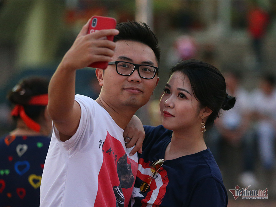 Fan nữ xinh đẹp hâm nóng trận ĐT Việt Nam vs Malaysia-7