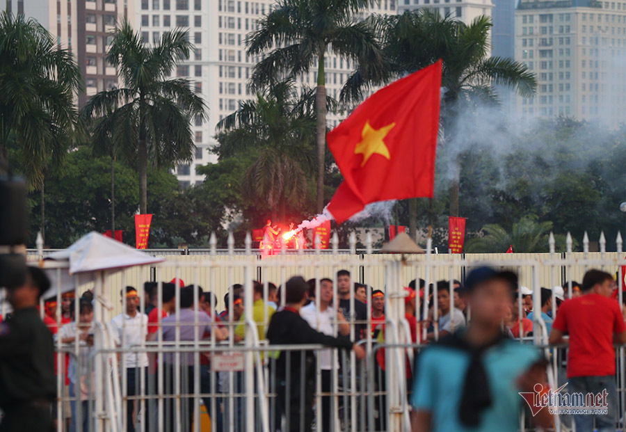 Fan nữ xinh đẹp hâm nóng trận ĐT Việt Nam vs Malaysia-8