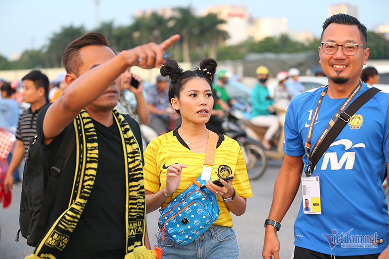 Fan nữ xinh đẹp hâm nóng trận ĐT Việt Nam vs Malaysia-9