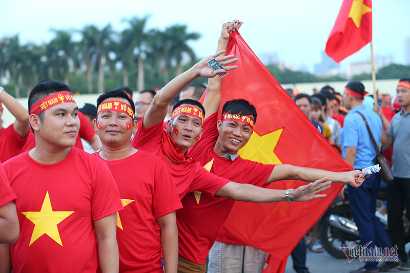 Fan nữ xinh đẹp hâm nóng trận ĐT Việt Nam vs Malaysia-10