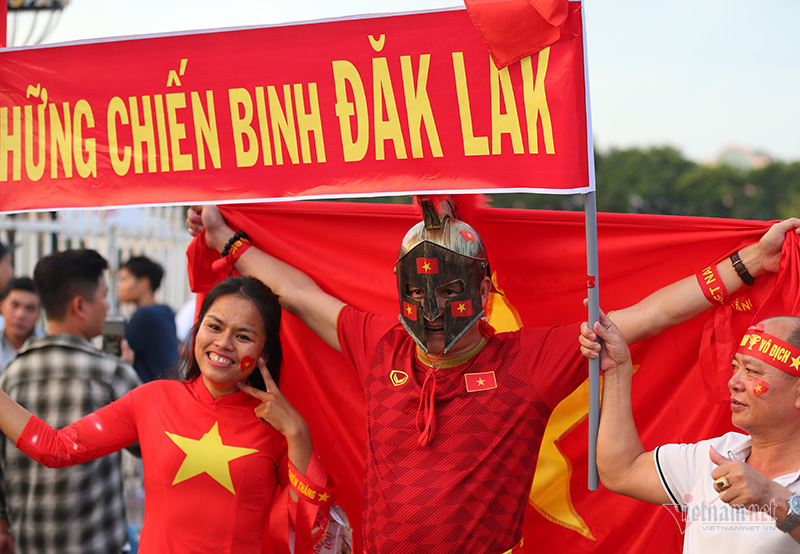 Fan nữ xinh đẹp hâm nóng trận ĐT Việt Nam vs Malaysia-11