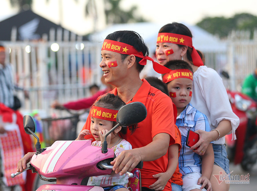 Fan nữ xinh đẹp hâm nóng trận ĐT Việt Nam vs Malaysia-12