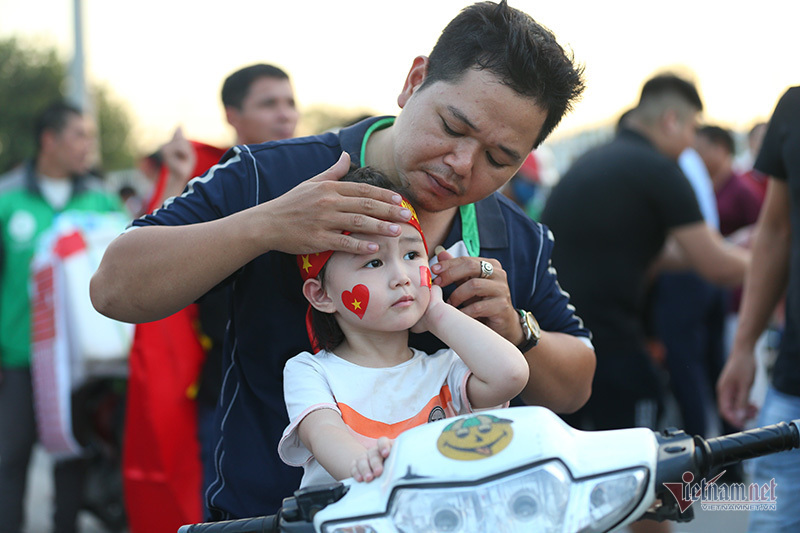Fan nữ xinh đẹp hâm nóng trận ĐT Việt Nam vs Malaysia-13