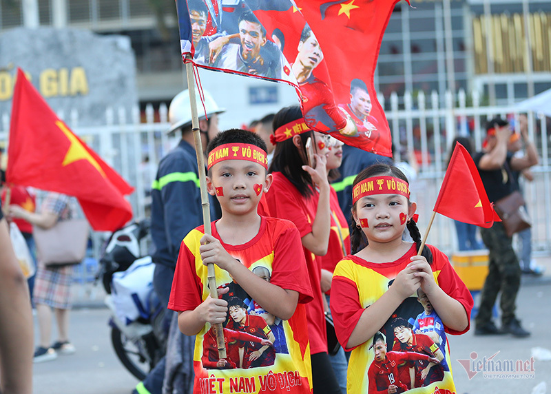 Fan nữ xinh đẹp hâm nóng trận ĐT Việt Nam vs Malaysia-14