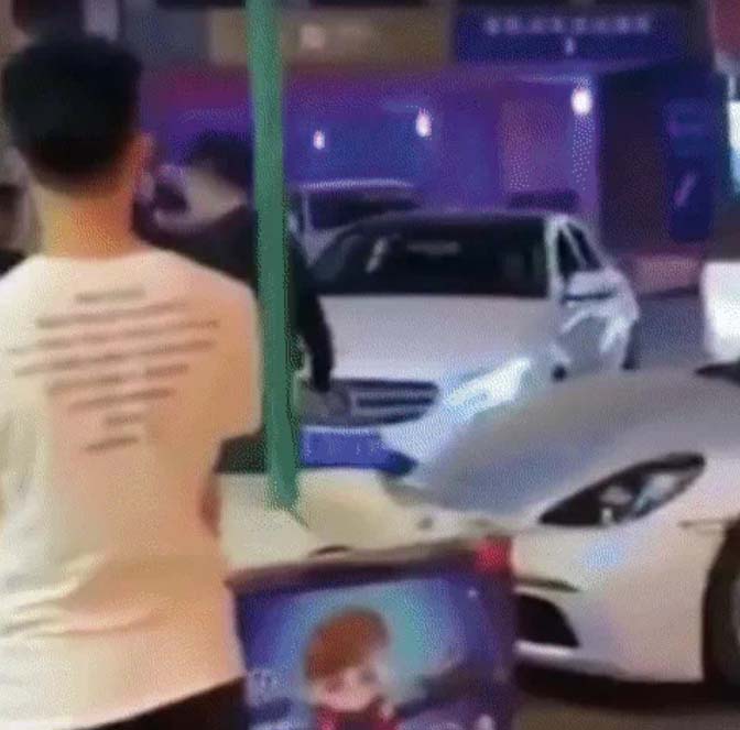 Mặc váy cưới đến cầu hôn, cô gái bị cự tuyệt không thương tiếc, chồng cũ đến can thiệp mới biết danh tính của nam chính-2