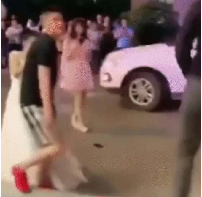 Mặc váy cưới đến cầu hôn, cô gái bị cự tuyệt không thương tiếc, chồng cũ đến can thiệp mới biết danh tính của nam chính-4