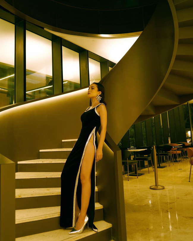 Yến Trang diện đầm xẻ cao đến thót tim, dân tình chẳng biết nói gì ngoài những lời khen tới tấp-1