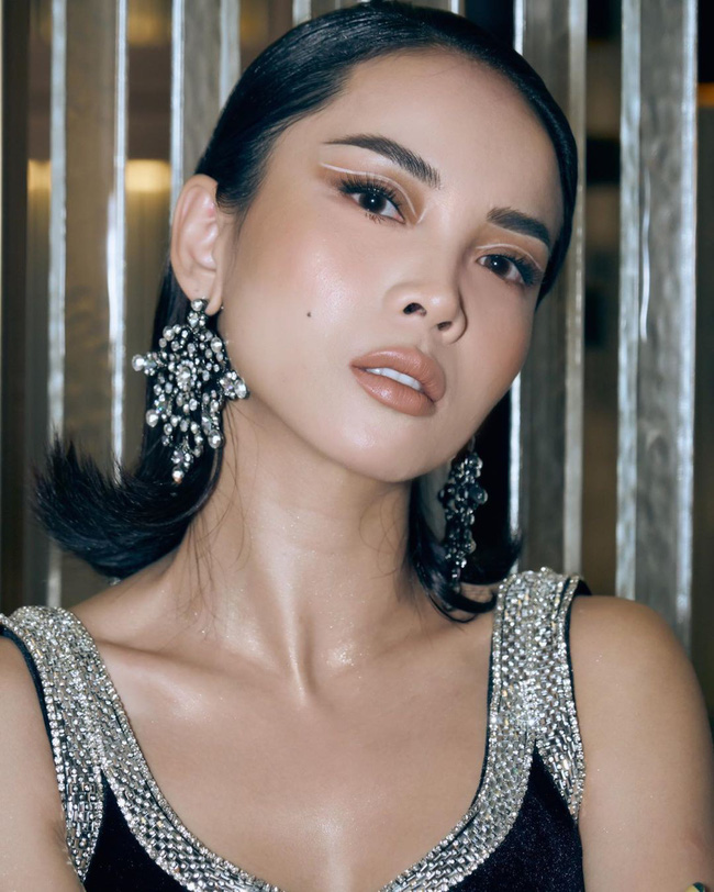 Yến Trang diện đầm xẻ cao đến thót tim, dân tình chẳng biết nói gì ngoài những lời khen tới tấp-3