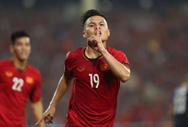 Đông Nhi - Ông Cao Thắng, Bảo Anh cùng dàn sao Vbiz vỡ oà trước siêu phẩm ngả người volley mở màn tỷ số 1-0 của Quang Hải-1