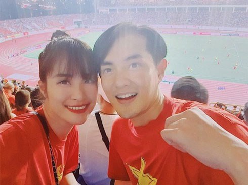 Đông Nhi - Ông Cao Thắng, Bảo Anh cùng dàn sao Vbiz vỡ oà trước siêu phẩm ngả người volley mở màn tỷ số 1-0 của Quang Hải