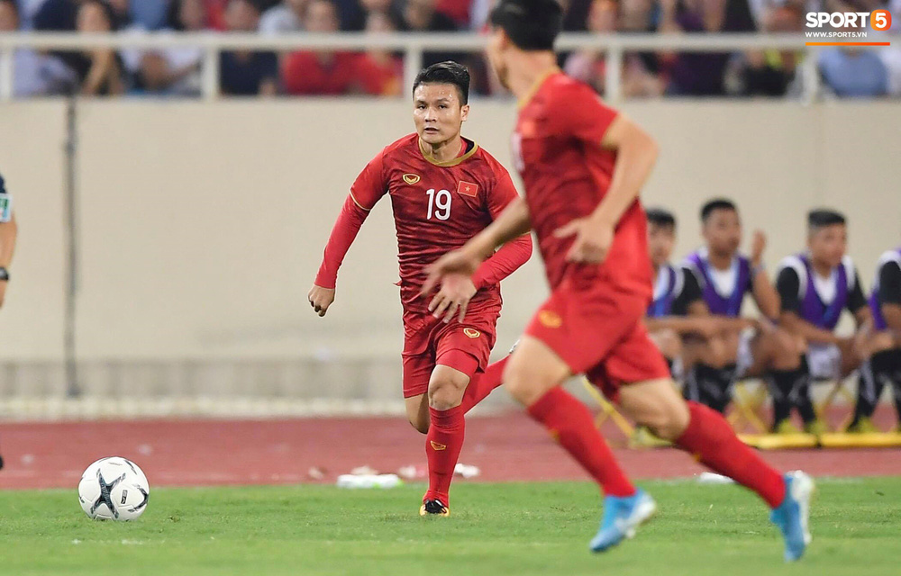 Chiêm ngưỡng siêu phẩm ngả bàn đèn khó tin của Quang Hải trong trận đấu Việt Nam vs Malaysia-11