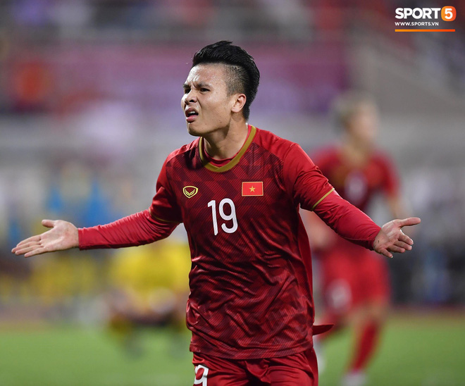Chiêm ngưỡng siêu phẩm ngả bàn đèn khó tin của Quang Hải trong trận đấu Việt Nam vs Malaysia-5
