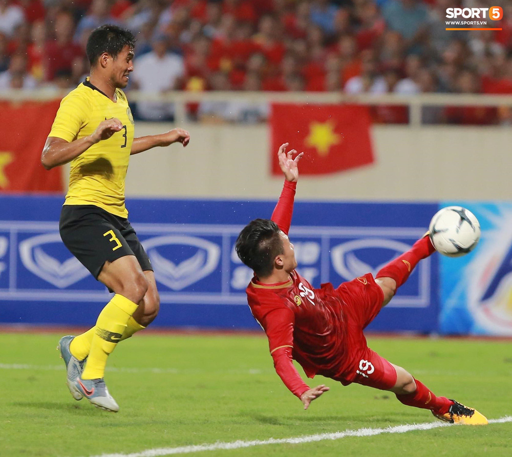Chiêm ngưỡng siêu phẩm ngả bàn đèn khó tin của Quang Hải trong trận đấu Việt Nam vs Malaysia-3