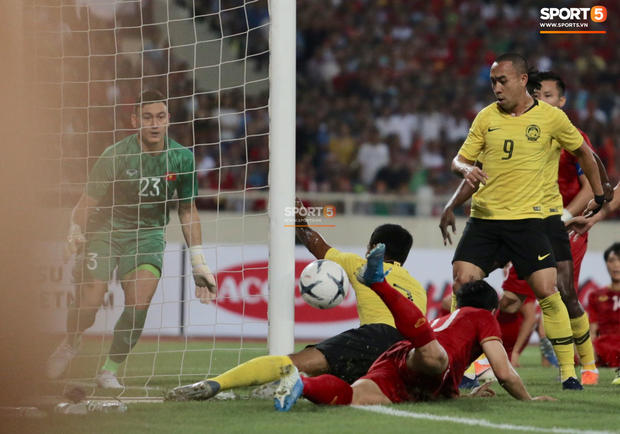 Trung vệ Malaysia thể hiện màn trình diễn buồn như tên của mình mở đường cho Quang Hải ghi siêu phẩm-1