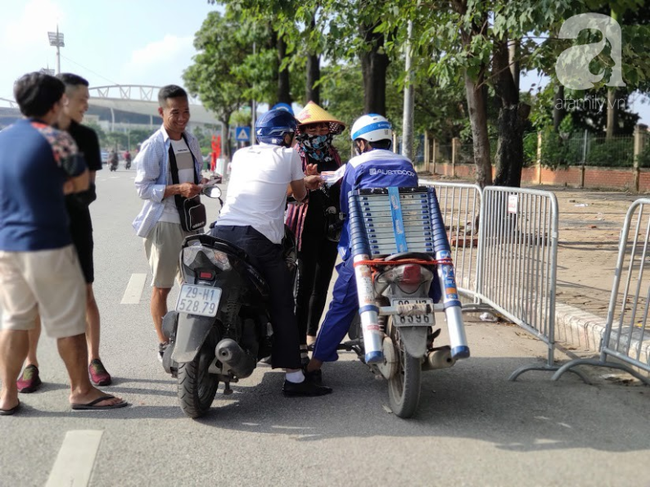 Sân Mỹ Đình trước trận gặp Malaysia: Phe vé giảm giá sâu đến cả triệu đồng/cặp-3