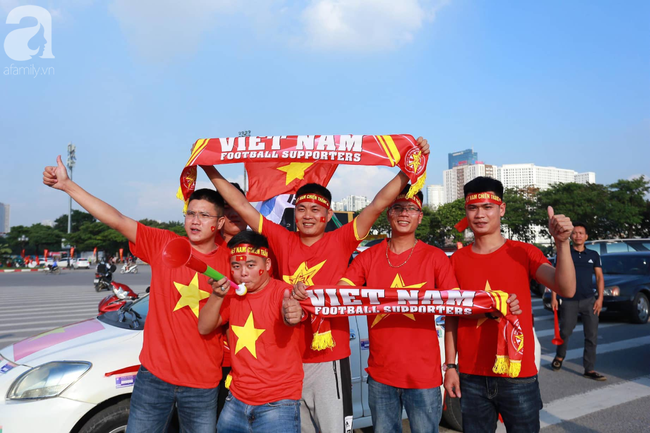 Sân Mỹ Đình trước trận gặp Malaysia: Phe vé giảm giá sâu đến cả triệu đồng/cặp-13