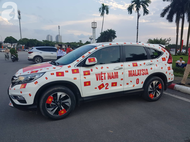 Sân Mỹ Đình trước trận gặp Malaysia: Phe vé giảm giá sâu đến cả triệu đồng/cặp-14