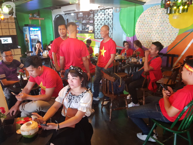 Sân Mỹ Đình trước trận gặp Malaysia: Phe vé giảm giá sâu đến cả triệu đồng/cặp-16