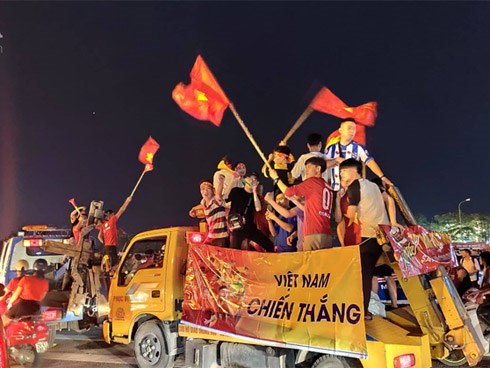 Hàng ngàn CĐV xuống đường 