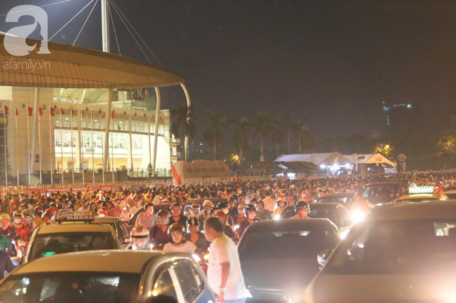 Hàng ngàn CĐV xuống đường đi bão, đốt pháo ăn mừng chiến thắng 1-0 của tuyển Việt Nam trước Malaysia-17