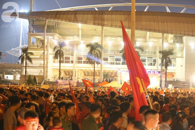 Hàng ngàn CĐV xuống đường đi bão, đốt pháo ăn mừng chiến thắng 1-0 của tuyển Việt Nam trước Malaysia-18