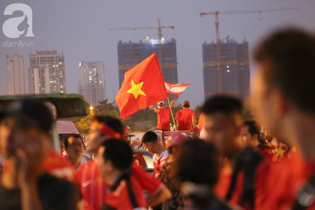 Hàng ngàn CĐV xuống đường đi bão, đốt pháo ăn mừng chiến thắng 1-0 của tuyển Việt Nam trước Malaysia-19