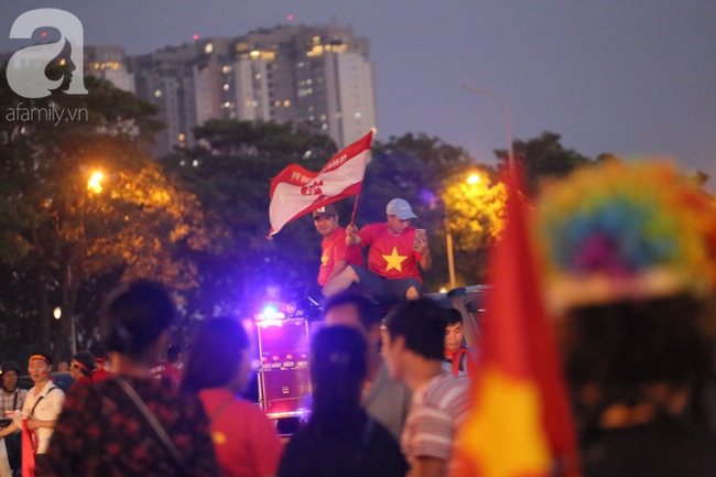 Hàng ngàn CĐV xuống đường đi bão, đốt pháo ăn mừng chiến thắng 1-0 của tuyển Việt Nam trước Malaysia-20
