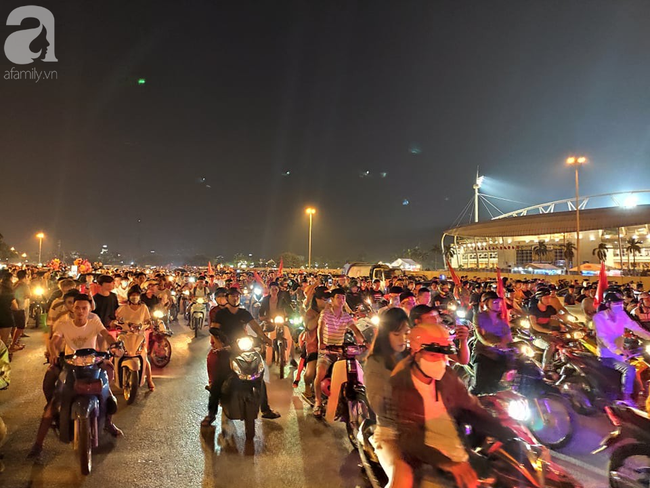 Hàng ngàn CĐV xuống đường đi bão, đốt pháo ăn mừng chiến thắng 1-0 của tuyển Việt Nam trước Malaysia-15