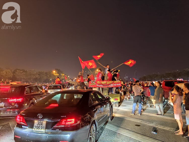 Hàng ngàn CĐV xuống đường đi bão, đốt pháo ăn mừng chiến thắng 1-0 của tuyển Việt Nam trước Malaysia-16