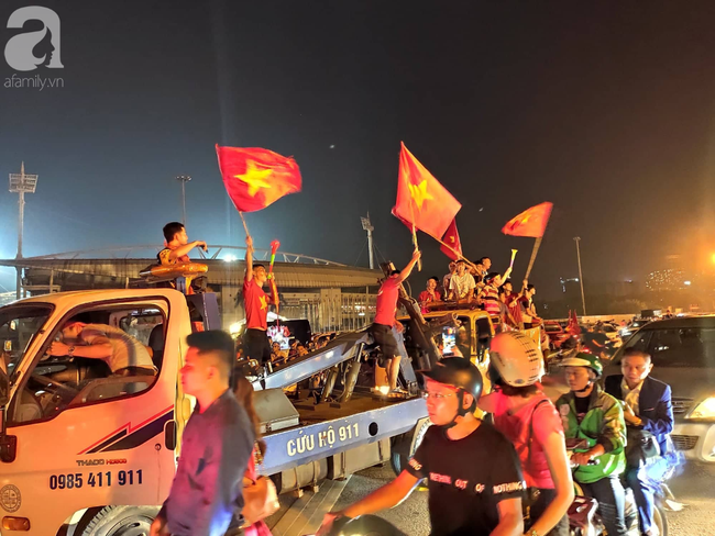Hàng ngàn CĐV xuống đường đi bão, đốt pháo ăn mừng chiến thắng 1-0 của tuyển Việt Nam trước Malaysia-13