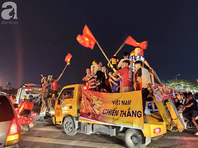 Hàng ngàn CĐV xuống đường đi bão, đốt pháo ăn mừng chiến thắng 1-0 của tuyển Việt Nam trước Malaysia-14